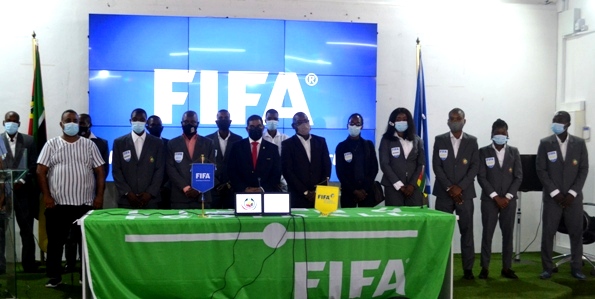 Árbitros internacionais recebem insígnias da FIFA